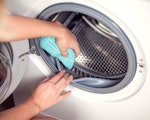 Cleaning the washing machine with a microfibre cloth