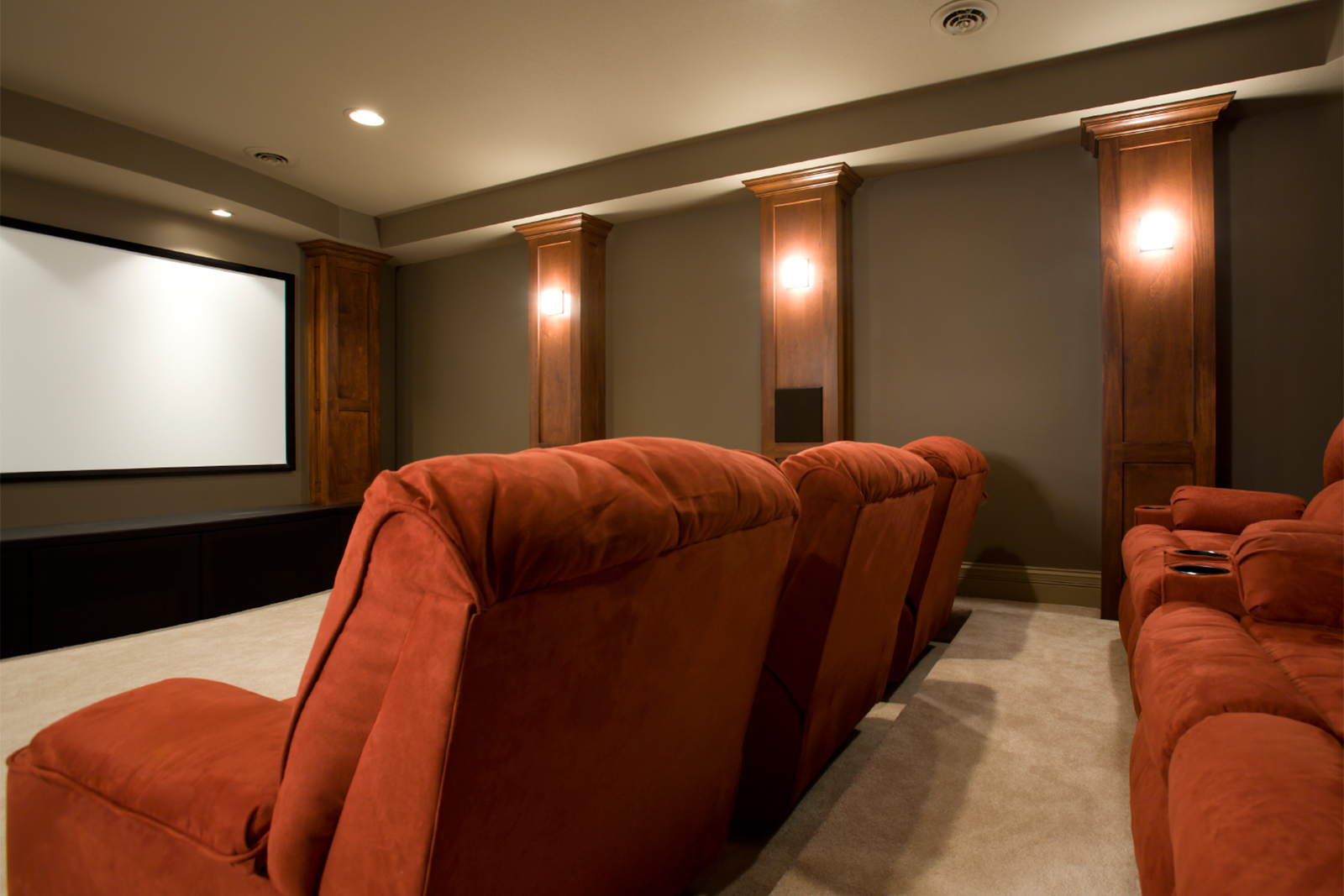 Домашний кинотеатр коричневого цвета